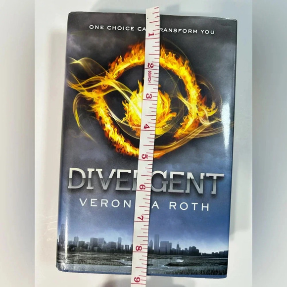 Divergent -  Veronica Roth - Hardcover Book 📖 - Picture 11 of 11
